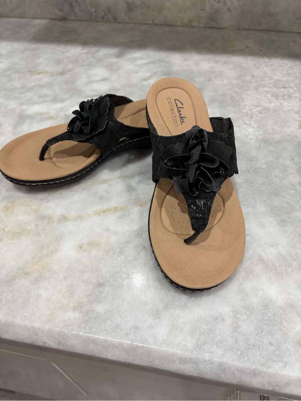 Clarks Collection Black Leather Floral Thong Wedge Slip-On Sandals. 6.5. NEW